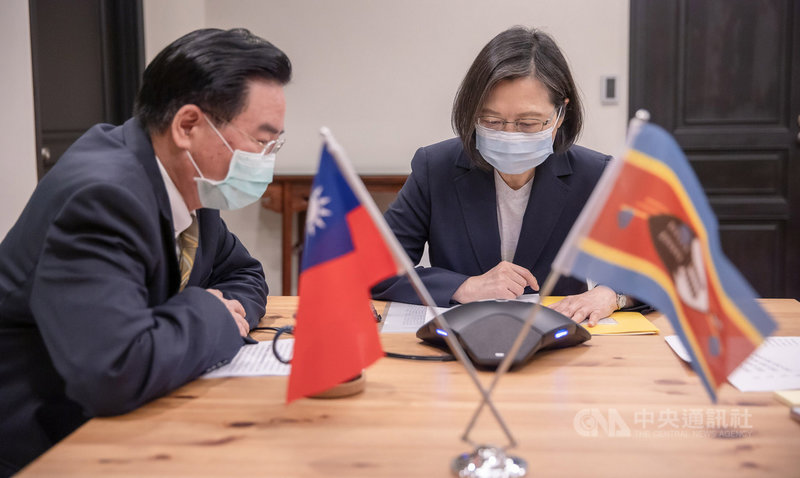 總統蔡英文(右)與外交部長吳釗燮(左)致電友邦史瓦帝尼王國國王恩史瓦帝三世賀壽,期待台史持續深化合作、邦誼歷久彌堅。(總統府提供)中央社記者葉素萍傳真 110年4月19日