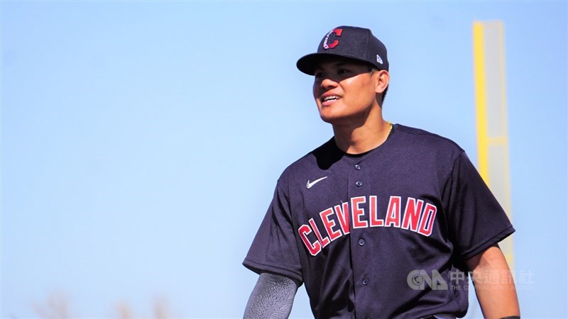 美國職棒大聯盟MLB克里夫蘭印地安人隊18日擊敗辛辛那提紅人,止住2連敗。台灣好手張育成先發,3打數2安打並跑回1分。(中央社檔案照片)