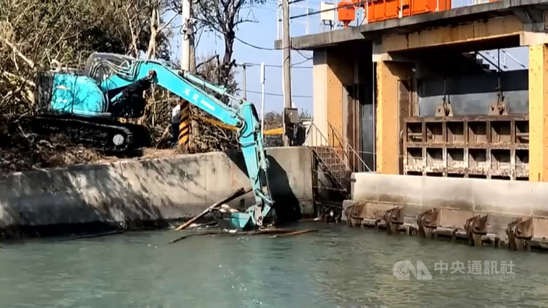 海巡署17日在雲林四湖林厝寮大排發現1隻死亡豬隻,經獸醫師目視判斷該豬屍體長約150公分、高約50公分、體重約60公斤,協請雲林縣水利處委外廠商調派挖土機,將死亡豬隻打撈上岸。(海巡署中部分署第四岸巡隊提供)中央社記者蔡智明傳真 110年4月19日