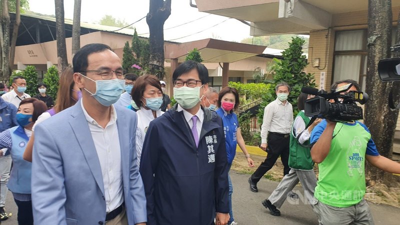 前國民黨主席朱立倫(前左)19日南下出席銀光守護貼捐贈儀式,與高雄市長陳其邁(前左2)同台做公益,兩人互動熱絡。中央社記者洪學廣攝 110年4月19日