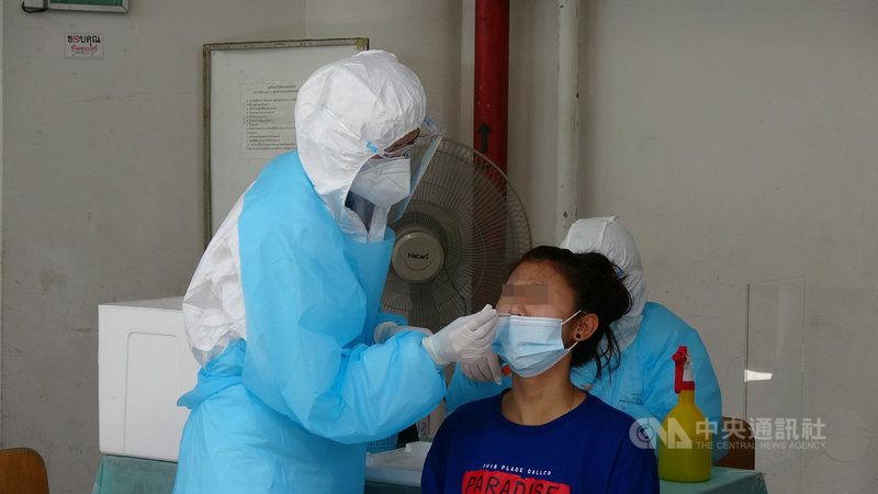 泰國爆發第三波新型冠狀病毒疫情,確診人數大增,曼谷市政府將曼谷青年中心改裝為臨時的集中檢測所。圖為民眾接受檢測時露出痛苦的表情。中央社記者呂欣憓曼谷攝 110年4月19日