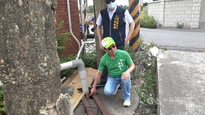 台中市大甲區有民眾未接自來水,又因乾旱水井抽不到水,市議員吳敏濟(前)接獲陳情,向市府爭取經費,協助爭取自來水延管工程,解決用水問題。(吳敏濟提供)中央社記者趙麗妍傳真 110年4月19日