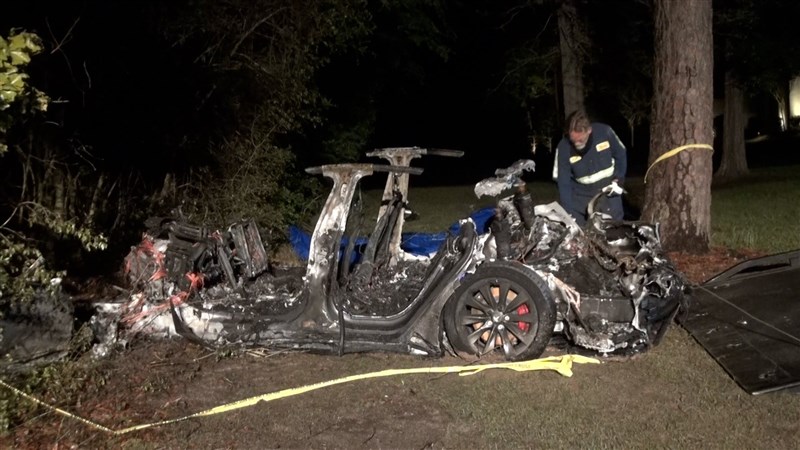 美國德州17日晚間發生特斯拉汽車衝撞路樹事故,造成2人身亡,據信事發當時駕駛座上並無人在操控。(圖取自twitter.com/MattKHOU)