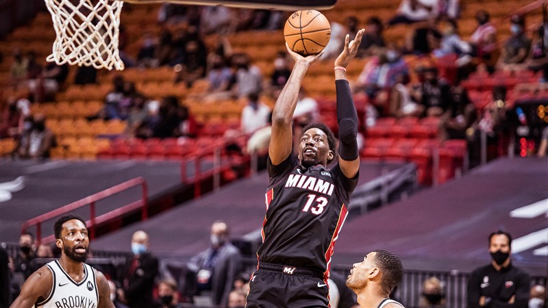 NBA中鋒阿德巴約(中)18日一記壓哨跳投,助邁阿密熱火終場以109比107擊敗來犯的布魯克林籃網。(圖取自twitter.com/MiamiHEAT)
