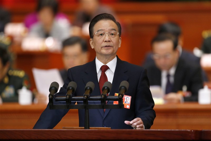 前中國國務院總理溫家寶(前)在澳門導報發表追憶母親的長篇連載文章,疑因提到「我心目中的中國,應該是一個充滿公平正義的國家」,被微信禁止分享。圖為2013年溫家寶在全國人民代表大會進行任內最後一次工作報告。(中新社)