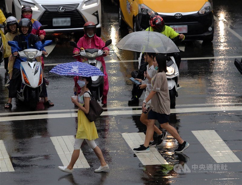 中央氣象局19日表示,25、26日華南雲系影響台灣,各地都有降雨的可能,這波雲系也是4月水氣最多的時間點。(中央社檔案照片)