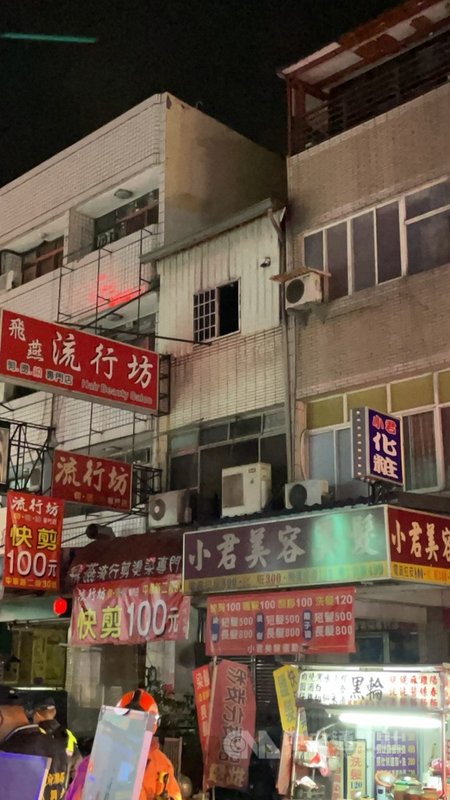 台中市中華路夜市商圈一處住宅18日晚間發生火警,造成3名幼童葬身火窟,警方已報請檢察官相驗死者遺體,以釐清意外發生原因。(民眾提供)中央社記者蘇木春傳真 110年4月19日