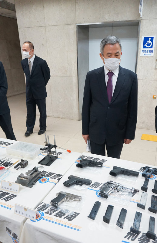 刑事局局長黃嘉祿(右)19日指出,因非法槍彈是幫派主要犯罪工具,規劃首波全國同步肅槍專案,從3月15日至今,共查獲106人、128把非法槍械等。中央社記者劉建邦攝 110年4月19日