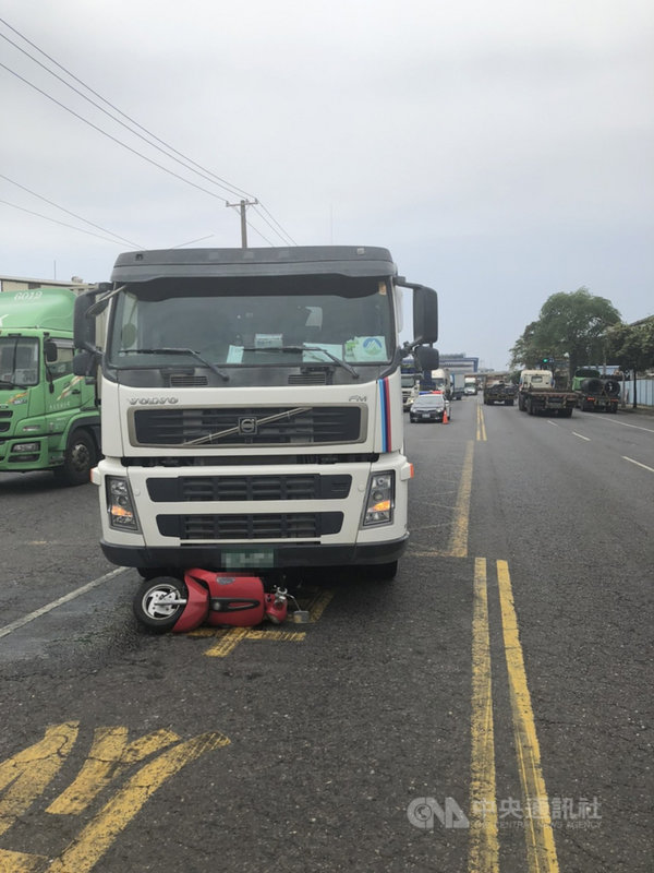 高雄陳姓女騎士19日外送飲料給田姓砂石車司機後,剛上車不久,就遭左後方的田男不慎開車拖行輾斃,全案朝過失致死罪偵辦。(高市前鎮警分局提供)中央社記者洪學廣傳真 110年4月19日