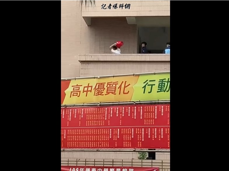 台中市嶺東中學傳出校園暴力,有學生遭兩名學生分別以水桶猛砸、手肘痛毆。校方表示,將依照校規處理。(圖取自記者爆料網YouTube頻道網頁youtube.com)