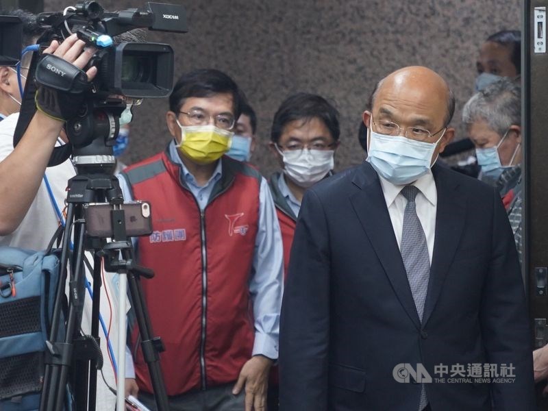 交通部次長王國材(前左)將接任交通部長;行政院長蘇貞昌(前右)19日勉新團隊依「一個安全、兩個安定、三個目標」要領,加速主導台鐵改革。圖為2日蘇貞昌視察台鐵災害應變中心。(中央社檔案照片)