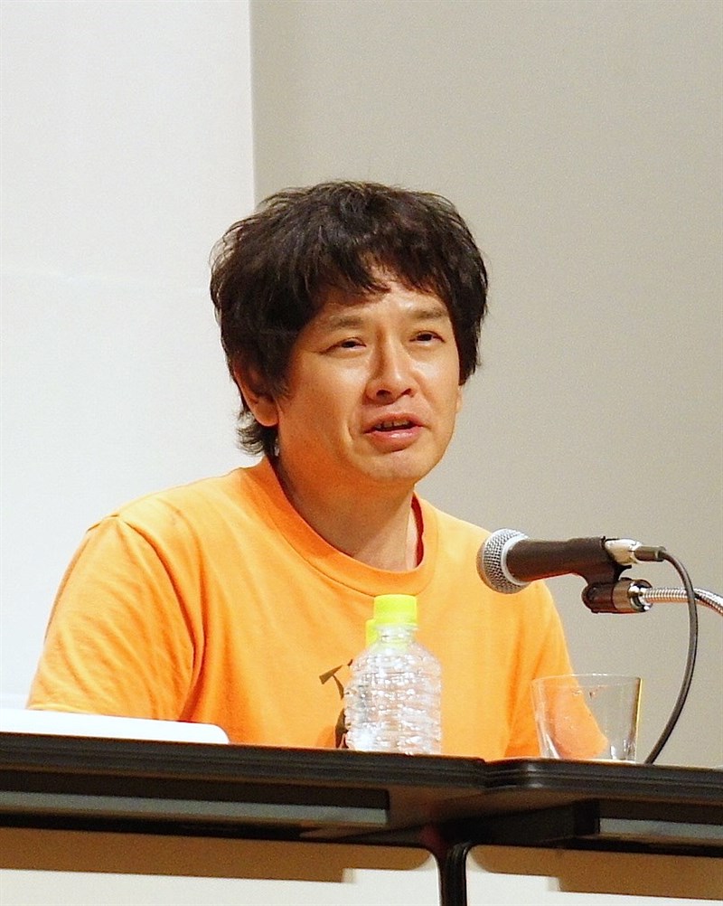 日本藝術家奈良美智(圖)熱愛台灣,最深刻的回憶是曾在花蓮慕谷慕魚跟原住民一起種芋頭。(圖取自維基百科共享資源,作者:Hsinhuei Chiou,CC BY-SA 4.0)