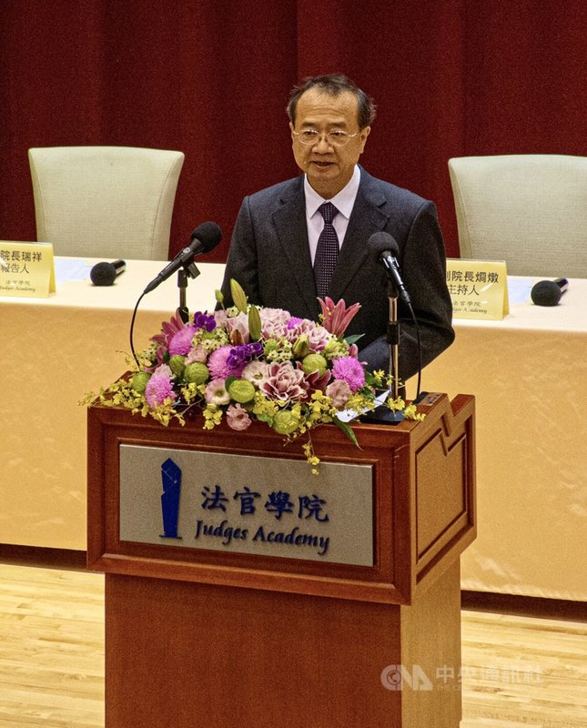 司法院19日邀請專家學者舉辦「勞動事件法施行週年研討會」,院長許宗力致詞指出,新制上路後,調解成立率超過6成,可見勞動調解機制對促使勞資雙方和諧解決爭議,發揮相當功效。(司法院提供)中央社記者林長順傳真 110年4月19日