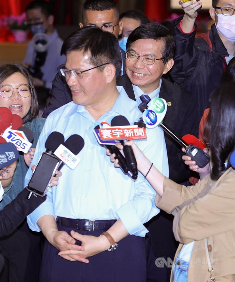即將卸任的交通部長林佳龍(中左)19日出席交通部為他舉辦的感恩惜別會後,和次長王國材(中右)一同受訪。中央社記者謝佳璋攝 110年4月19日