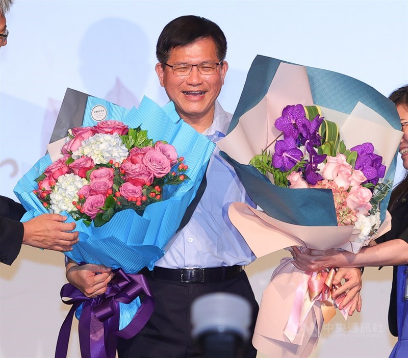 即將卸任的交通部長林佳龍(圖)19日出席交通部為他舉辦的感恩惜別會,不少同仁獻花致意。中央社記者謝佳璋攝 110年4月19日