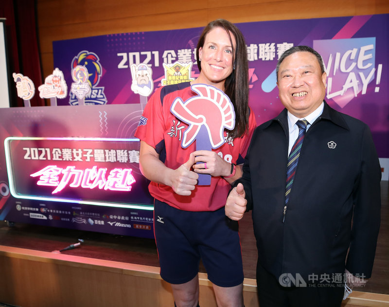 2021年企業女子壘球聯賽將於24日開打,凱撒勇士隊獲得新北市政府挹注資源,休季期間積極補強陣容,今年開季唯一外援麗莎(Lisa Birocci Banse)(左)就是效力凱撒勇士隊,開賽記者會上與凱撒飯店連鎖集團董事長、中華奧會主席林鴻道(右)合影。中央社記者張新偉攝 110年4月19日