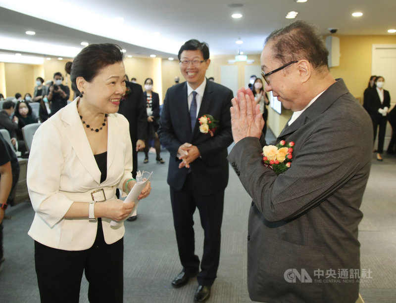 經濟部長王美花(左)20日在台北出席科睿唯安公布2021年全球百大創新機構名錄記者會,會後與廣達董事長林百里(右)、鴻海董事長劉揚偉(中)等人致意。中央社 110年4月20日