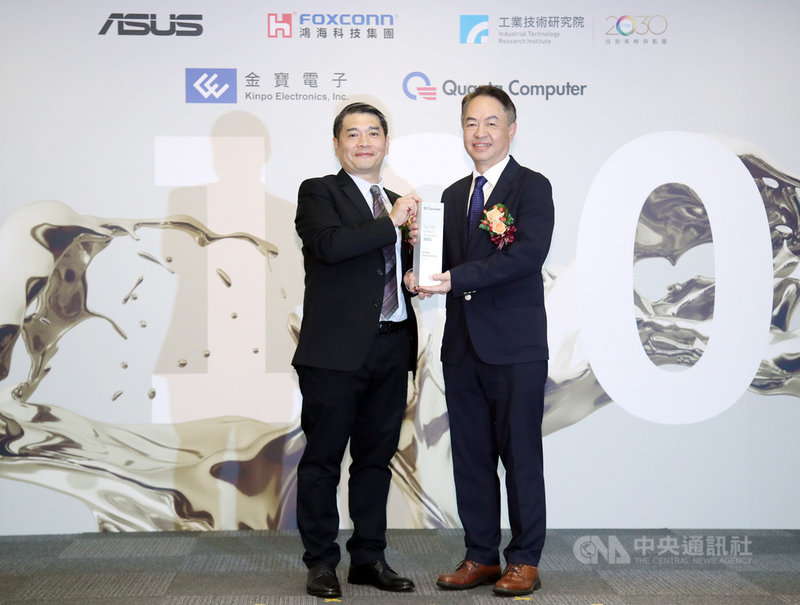 科睿唯安20日公布2021年全球百大創新機構名錄,電子代工廠金寶(2312)首次入榜。金寶總經理陳威昌(右)從科睿唯安總經理范永銀(左)手中拿過獎座。中央社 110年4月20日