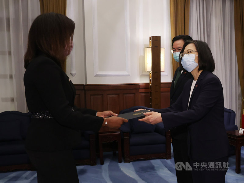 總統蔡英文(右)20日上午在總統府接受貝里斯新任駐台特命全權大使碧坎蒂(Candice Pitts)(左)呈遞到任國書。中央社記者鄭傑文攝 110年4月20日