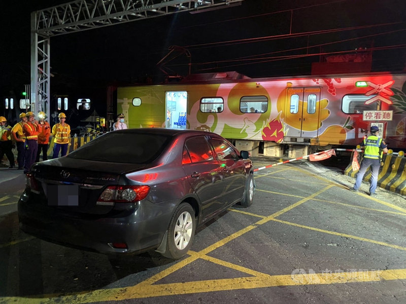 台鐵南下3297車次區間車19日深夜行經嘉義縣水上鄉溪洲平交道時,與疑似闖越平交道自小客車擦撞,駕駛6旬梁姓婦人胸悶送醫,經留院觀察穩定後離院。(民眾提供)中央社記者黃國芳傳真 110年4月20日