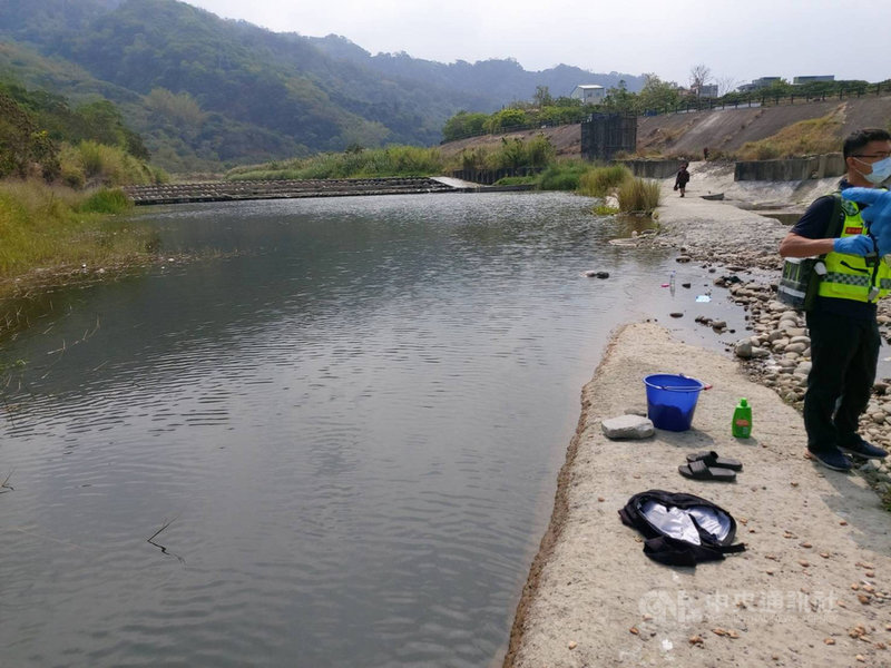 台中市消防局20日獲報太平區頭汴坑溪有男子疑似溺水,到場時男子已明顯死亡;警方依據現場遺留物推測,疑似為溺水者至河邊洗澡、洗衣服,卻不慎溺水。(民眾提供)中央社記者蘇木春傳真 110年4月20日