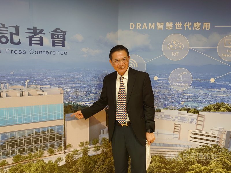 南亞科20日宣布斥資3000億元,投資興建12吋先進晶圓新廠,總經理李培瑛說,新廠規劃設置極紫外光(EUV)產線。中央社記者張建中攝 110年4月20日