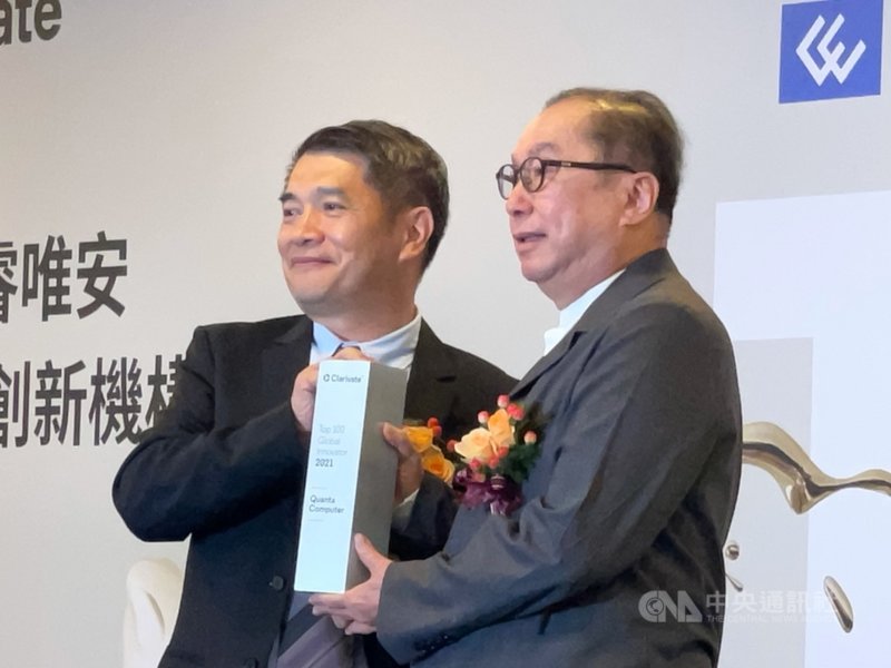 專業資訊服務提供業者科睿唯安20日公布2021年全球百大創新機構名錄,代工廠廣達三度入榜,由廣達董事長林百里(右)出席頒獎典禮,左為科睿唯安台灣總經理范永銀。中央社記者吳家豪攝 110年4月20日