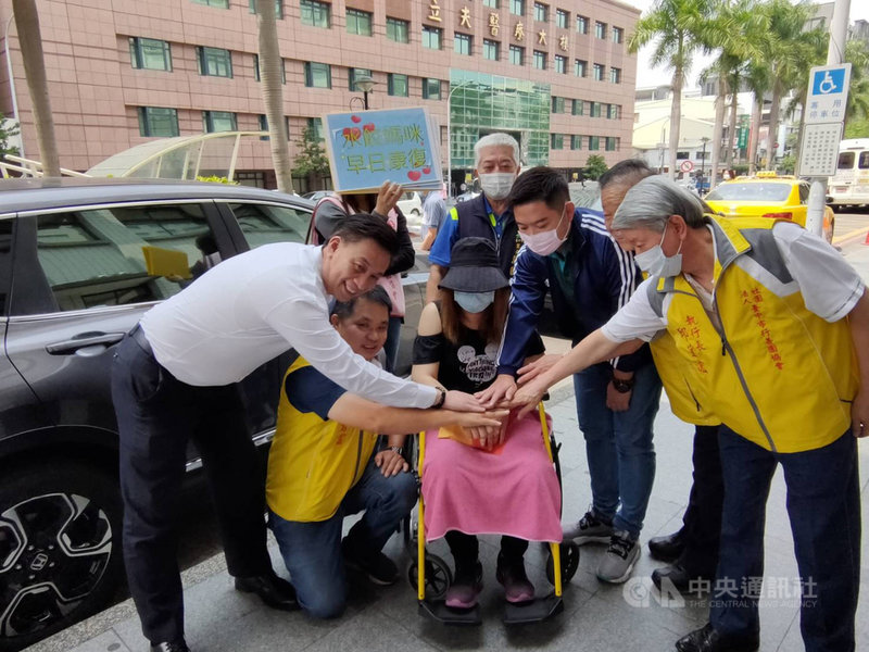 台中市北區一名戴姓單親媽媽靠包水餃養3名女兒,小女兒罹患血癌經常進出醫院,而戴女日前突然中風需要復健無法工作,台中行善團協會20日與房仲業者捐助新台幣26萬多元救急。中央社記者郝雪卿攝 110年4月20日