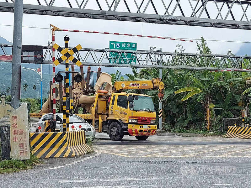 花蓮縣吉安鄉17日發生工程車卡在平交道意外,所幸保全人員即時通報列車減速,並協助車輛排除,驚險90秒避免交通事故。(民眾江思婷提供)中央社記者張祈傳真 110年4月20日