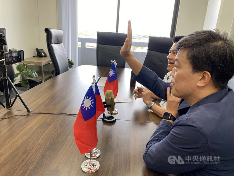 駐關島辦事處處長陳盈連(舉手者)和政治組副參事許書智20日在辦事處參加視訊會議,與美屬北馬里亞納群島總督托瑞斯等人討論與台灣建立旅遊泡泡等議題。(駐關島辦事處提供)中央社記者石秀娟雅加達傳真 110年4月20日