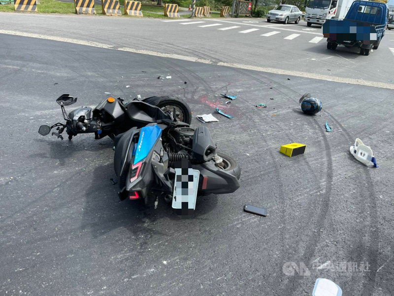 一輛小貨車20日下午行經新北市樹林區,由八德街左轉館前路時,與對向直行機車發生碰撞,騎士四肢骨折當場失去呼吸心跳,送醫急救後宣告不治。(民眾提供)中央社記者沈佩瑤傳真 110年4月20日