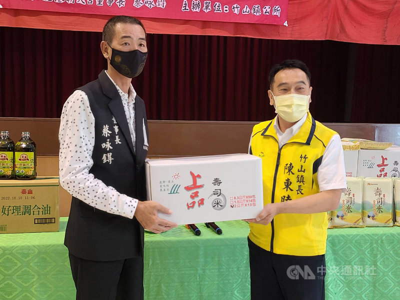 北港朝天宮董事長蔡咏鍀(左)母親過世,家屬懇辭各界花圈、罐頭塔等,依循母親生前多行善事的心願,改以米、油等民生物資表達心意,蔡咏鍀20日到南投縣竹山鎮捐物資,由竹山鎮長陳東睦(右)代表接受。(竹山鎮公所提供)中央社記者蕭博陽南投縣傳真 110年4月20日