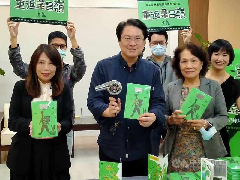 基隆市文化局20日發表專書「重返韋昌嶺-那些年我們一起抽中的金馬獎」和紀錄片,邀請曾在金馬賓館為官兵理髮的吳秋蘭(右前)分享昔日幫國軍弟兄理髮的經驗。中央社記者王朝鈺攝 110年4月20日