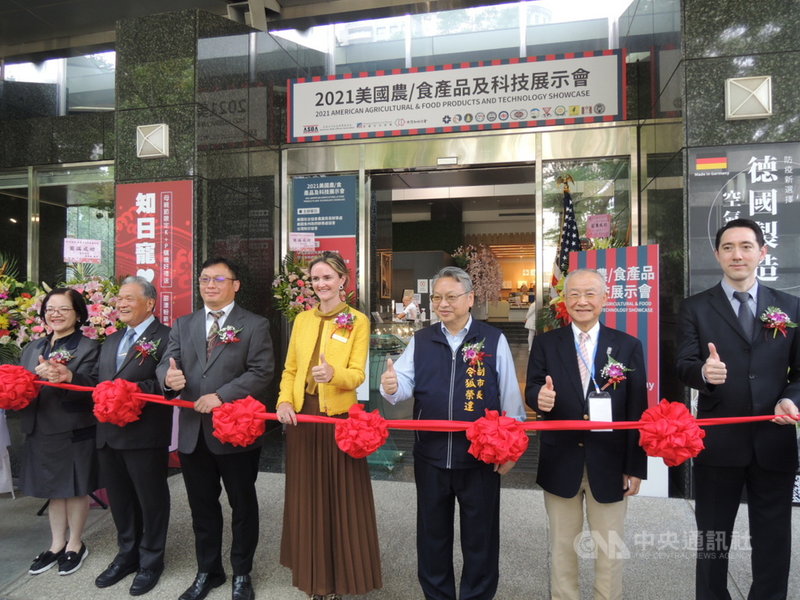 「2021美國農/食產品及科技展示會」20日在台中市舉行開幕剪綵儀式,台中市副市長令狐榮達(右3)、美國在台協會(AIT)農業貿易辦事處主任史安莉(Emily Scott)(中)等人出席。中央社記者郝雪卿攝 110年4月20日
