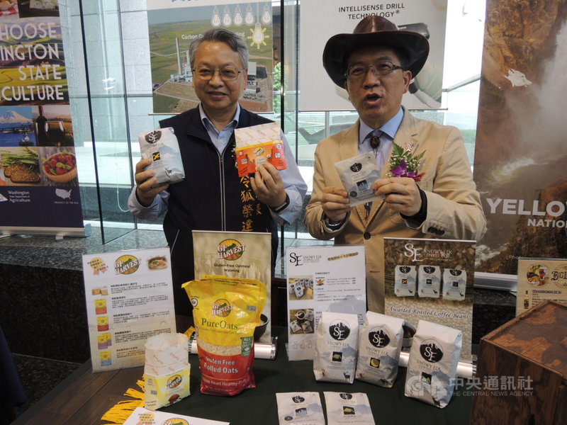 「2021美國農/食產品及科技展示會」20日在台中市舉行開幕剪綵儀式,台中市副市長令狐榮達(左)歡迎中部地區廠商前來參觀。中央社記者郝雪卿攝 110年4月20日