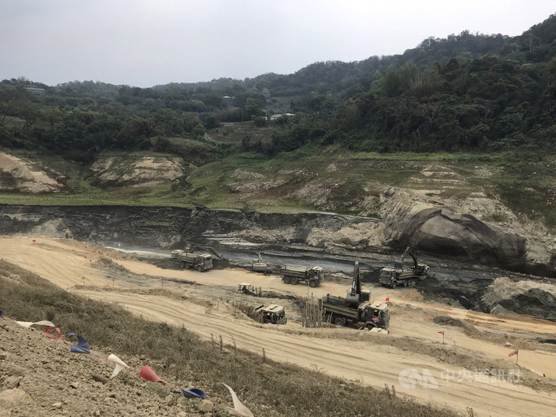 客家公共傳播基金會20日表示,先前在鯉魚潭水庫進行空拍任務時,也拍攝到陸軍52工兵群正在執行清淤作業。(客傳會提供)中央社記者張雄風傳真 110年4月20日