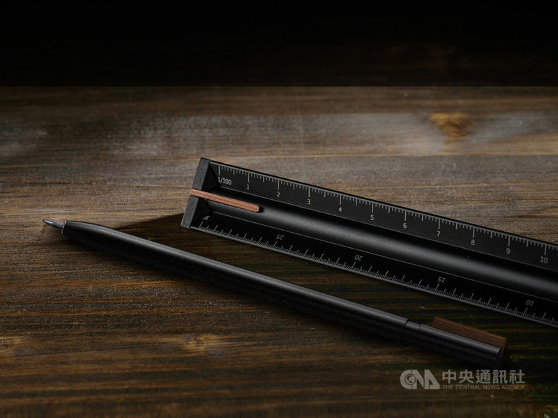 文化部20日舉辦2021台灣文博會商展區展前記者會,並頒發30件文創精品獎獲獎作品,其中以現代鋼構建築為概念,用鋁合金打造的筆力尺,獲年度最佳文創精品獎。(文化部提供)中央社記者葉冠吟傳真 110年4月20日