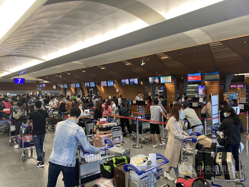 受越南「鎖國防疫」政策影響,疫情期間滯台越南公民最多超過2萬人。在越南官方與業者共同疏運下,目前剩1萬人左右。圖為203名越南公民在旅行社安排下20日從台灣飛往河內。(台灣旅行社業者蔡家煌提供)中央社記者陳家倫河內傳真 110年4月20日
