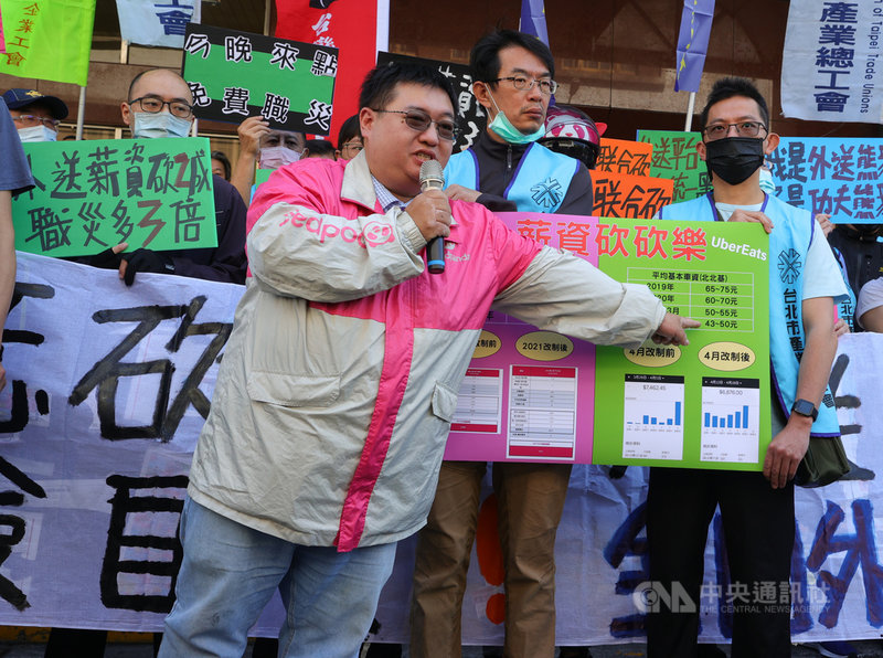全國外送產業工會籌備會20日在勞動部前舉行「任意砍薪?風險自負?外送員組工會」記者會,發言人蘇柏豪(前)說明外送員實際現況,呼籲勞動部針對外送員修專法,在承攬、僱傭的爭執中找到新的出路。中央社記者謝佳璋攝 110年4月20日