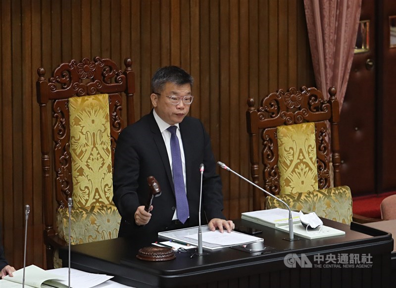 立法院會20日三讀修正通過森林法部分條文,將竊盜與贓物罪分別規定刑罰,竊盜森林產物的罰金由最高新台幣300萬元提高為600萬元。圖為立法院副院長蔡其昌敲槌通過。中央社記者裴禛攝 110年4月20日