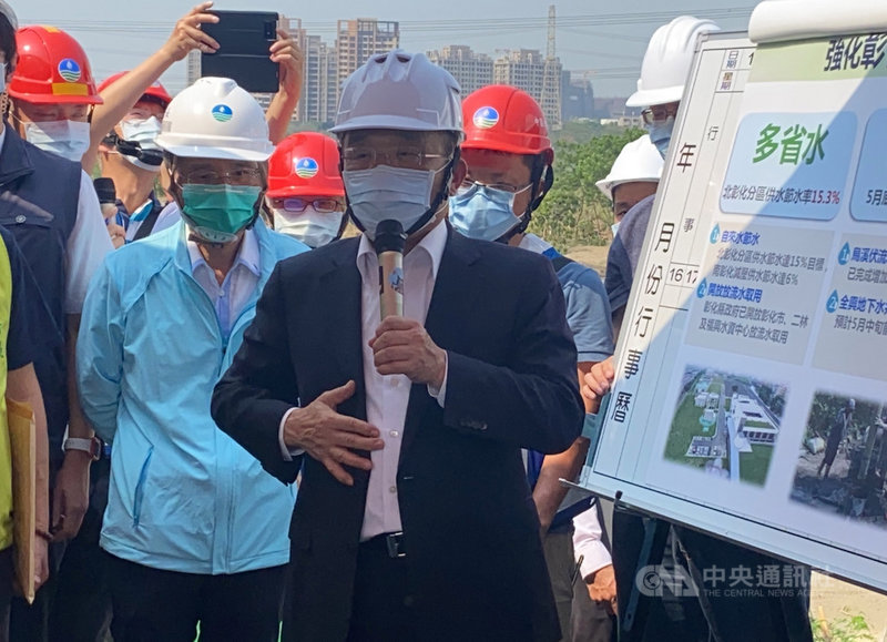 行政院長蘇貞昌(前)20日下午到彰化視察烏溪伏流水工程進度,蘇貞昌致詞時說,大家都是命運共同體,人人都知道現在不是抱怨的時候,大家多盡一份力,節約用水,就可以多撐一天,他要感謝民眾的配合。中央社記者吳哲豪彰化攝 110年4月20日