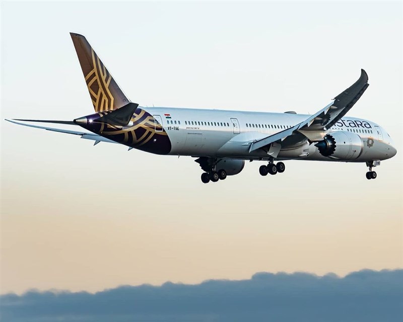 香港當局20日指出,印度維斯塔拉航空一架班機日前從新德里飛抵香港,機上至少53名乘客確診染疫。(圖取自facebook.com/AirVistara)