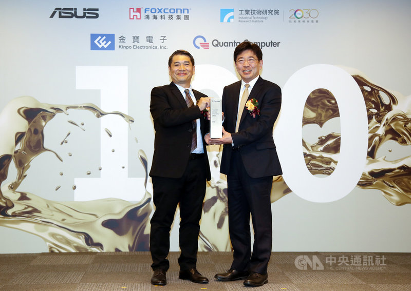 科睿唯安20日公布2021年全球百大創新機構名錄,工業技術研究院連續5年入選,工業技術研究院院長劉文雄(右)從科睿唯安總經理范永銀(左)手中接過獎座。中央社 110年4月20日