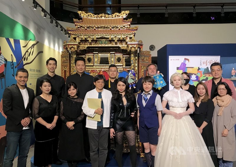 台北愛樂歌劇坊推出音樂家莫札特「可愛的牧羊女」及拉威爾「頑童與魔法」,台北愛樂歌劇坊音樂總監邱君強(前排左4)表示,莫札特「可愛的牧羊女」結合布袋戲與真人演出,讓歌劇增加親子共賞的樂趣。(台北愛樂歌劇坊提供)中央社記者趙靜瑜傳真 110年4月20日