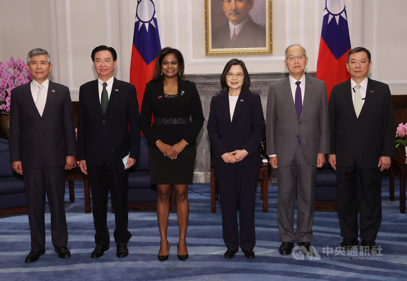 總統蔡英文(右3)20日上午在外交部長吳釗燮(左2)、總統府秘書長李大維(右2)等人陪同下,接受貝里斯新任駐台特命全權大使碧坎蒂(Candice Pitts)(左3)呈遞到任國書並合影。中央社記者鄭傑文攝 110年4月20日