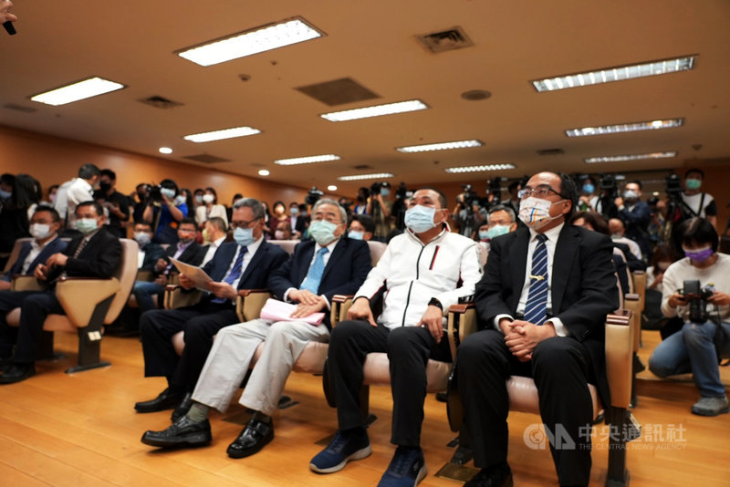 動態隨機存取記憶體(DRAM)廠南亞科決定在新北市投資興建新廠,20日上午在新北市政府舉辦記者會,由新北市長侯友宜(前右2)、台塑集團總裁王文淵(前右3 )共同主持。中央社記者沈佩瑤攝 110年4月20日