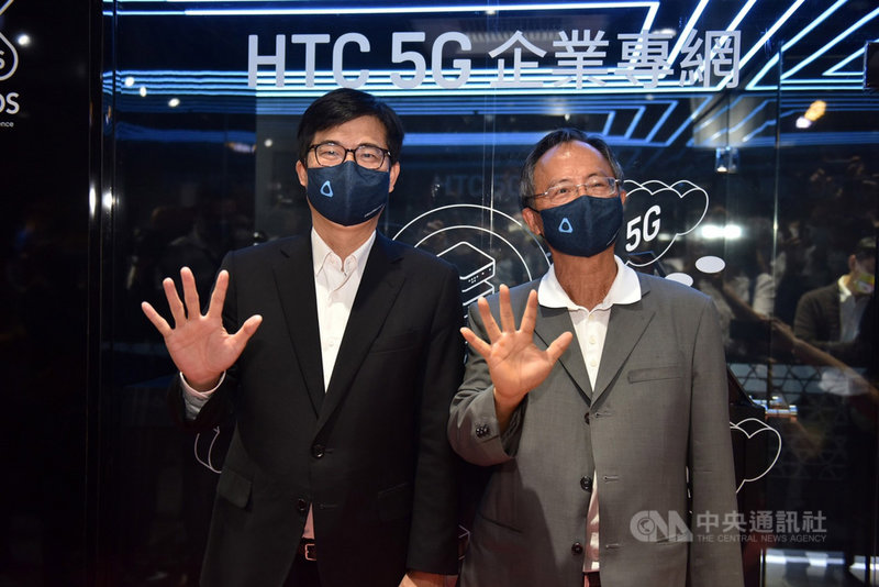 宏達電與高雄市政府攜手打造全台首座5G專網VR場域,高雄市長陳其邁(左)與宏達電董事陳文琦(右)20日出席啟動儀式並參觀設備。中央社記者董俊志攝 110年4月20日