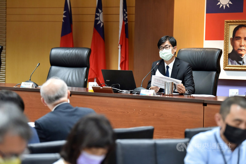 高雄市長陳其邁(後)20日主持防疫會議時指出,配合中央政策開放疫苗接種對象,21日起商務人士、出國工作、留學等特殊需求的民眾可自費施打AZ疫苗,他並鼓勵民眾安心施打疫苗。(高市府提供)中央社記者王淑芬傳真 110年4月20日