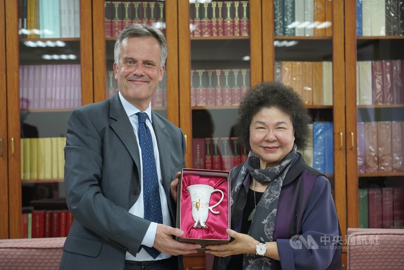 英國在台辦事處代表鄧元翰(左)20日拜會監察院長陳菊(右),會後兩人互贈禮物,陳菊致贈有台灣意象的瓷杯。(監察院提供)中央社記者陳俊華傳真 110年4月20日