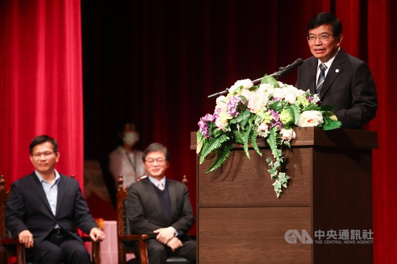 外界關注懸缺已久的台鐵局長一職,新任交通部長王國材20日表示,傾向由3名副局長找1名接任。圖為王國材於20日交通部部長交接典禮中致詞。中央社記者王騰毅攝 110年4月20日